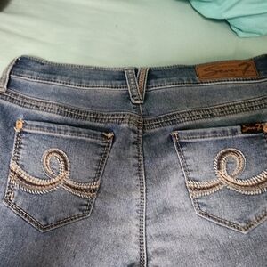 LIKE NEW! Seven7 Women's Light Blue Embroidered Crop Jean Size 4